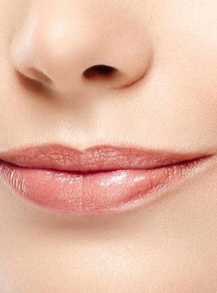 How to disguise thin or uneven lips